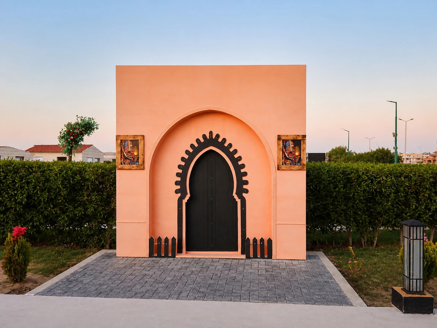 واجهة القوس المغربي بلونها الدافئ في Paysage