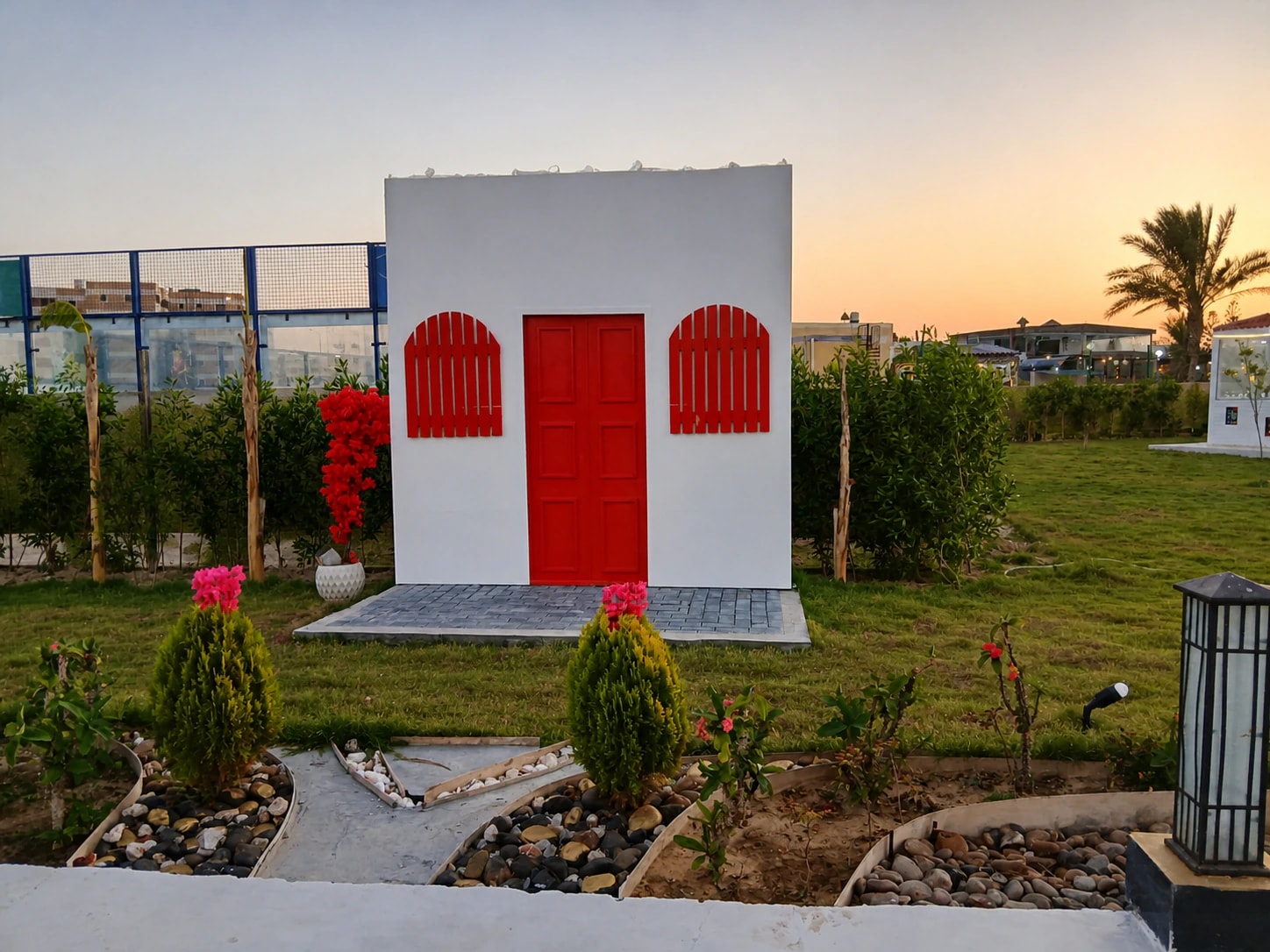 واجهة بيضاء بباب أحمر داخل Paysage